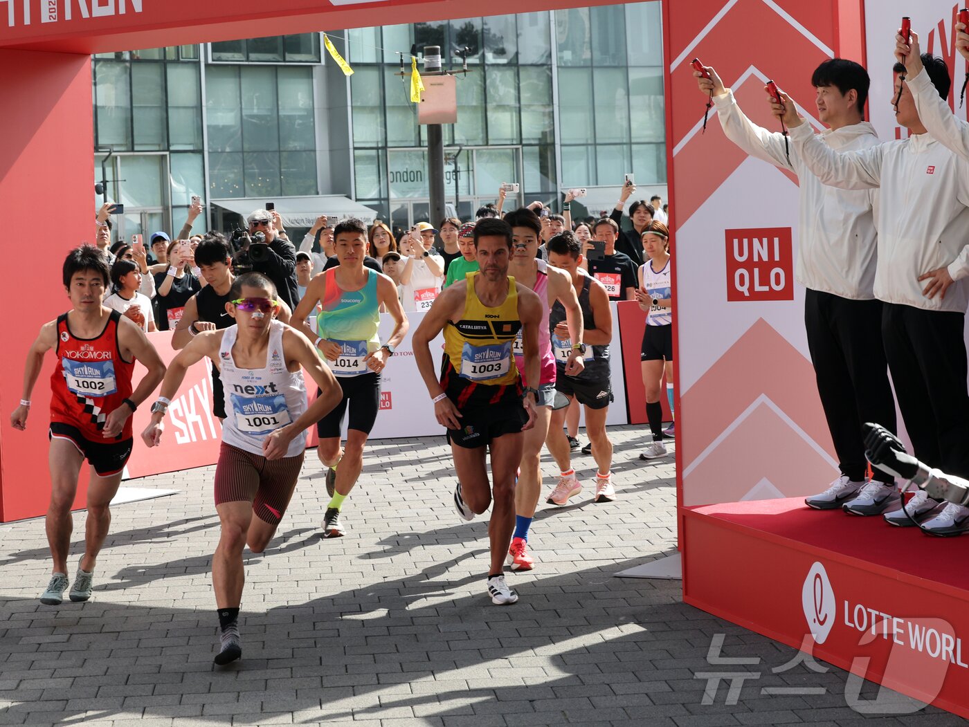 본문 이미지 - 19일 오전 서울 송파구 롯데월드타워에서 열린 '2026 롯데월드타워 스카이런'에서 참가자들이 힘차게 출발하고 있다. 2026.4.19 ⓒ 뉴스1 황기선 기자