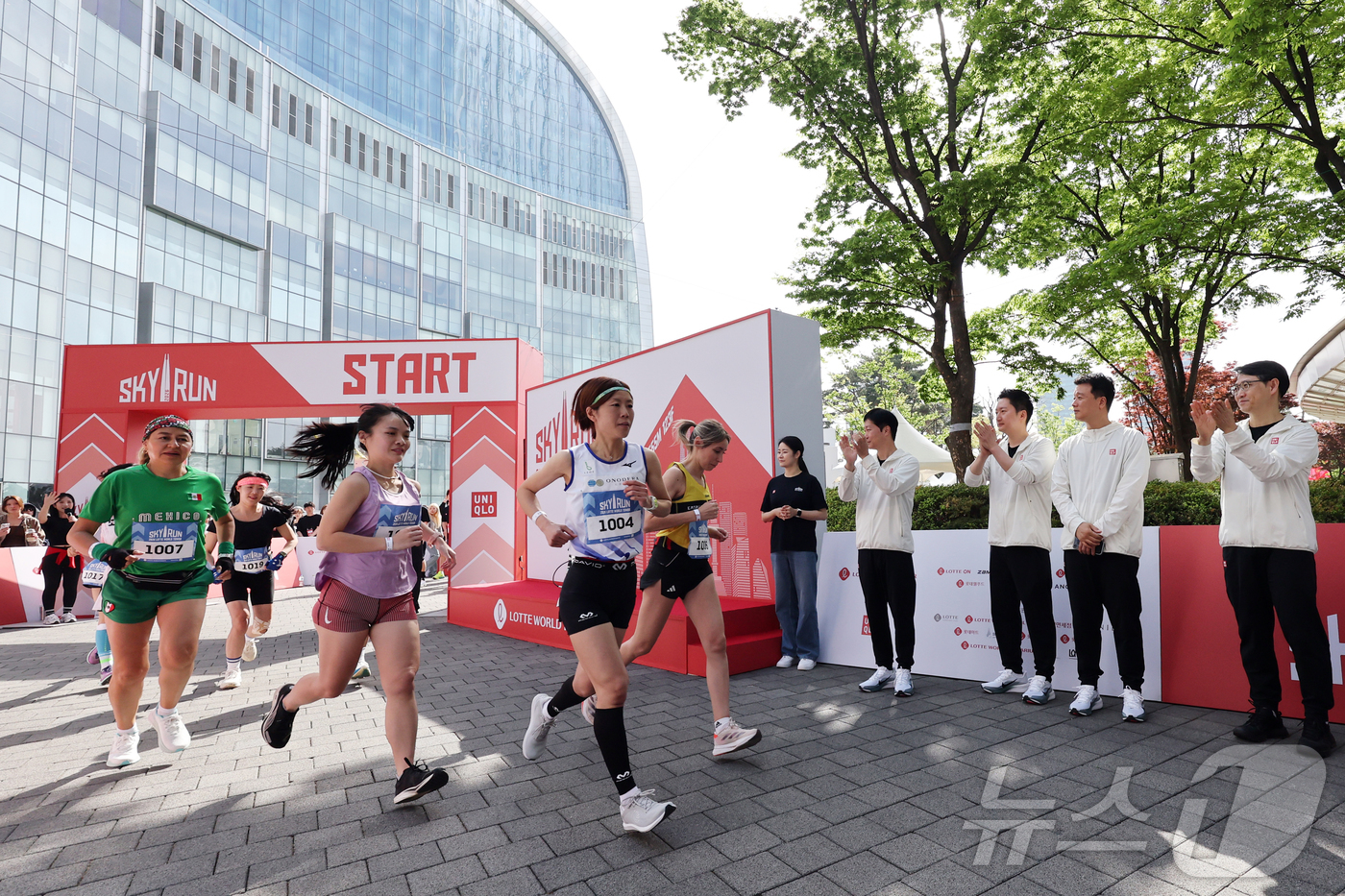 (서울=뉴스1) 황기선 기자 = 19일 오전 서울 송파구 롯데월드타워에서 열린 '2026 롯데월드타워 스카이런'에서 참가자들이 힘차게 출발하고 있다.스카이런은 롯데월드타워 123층 …