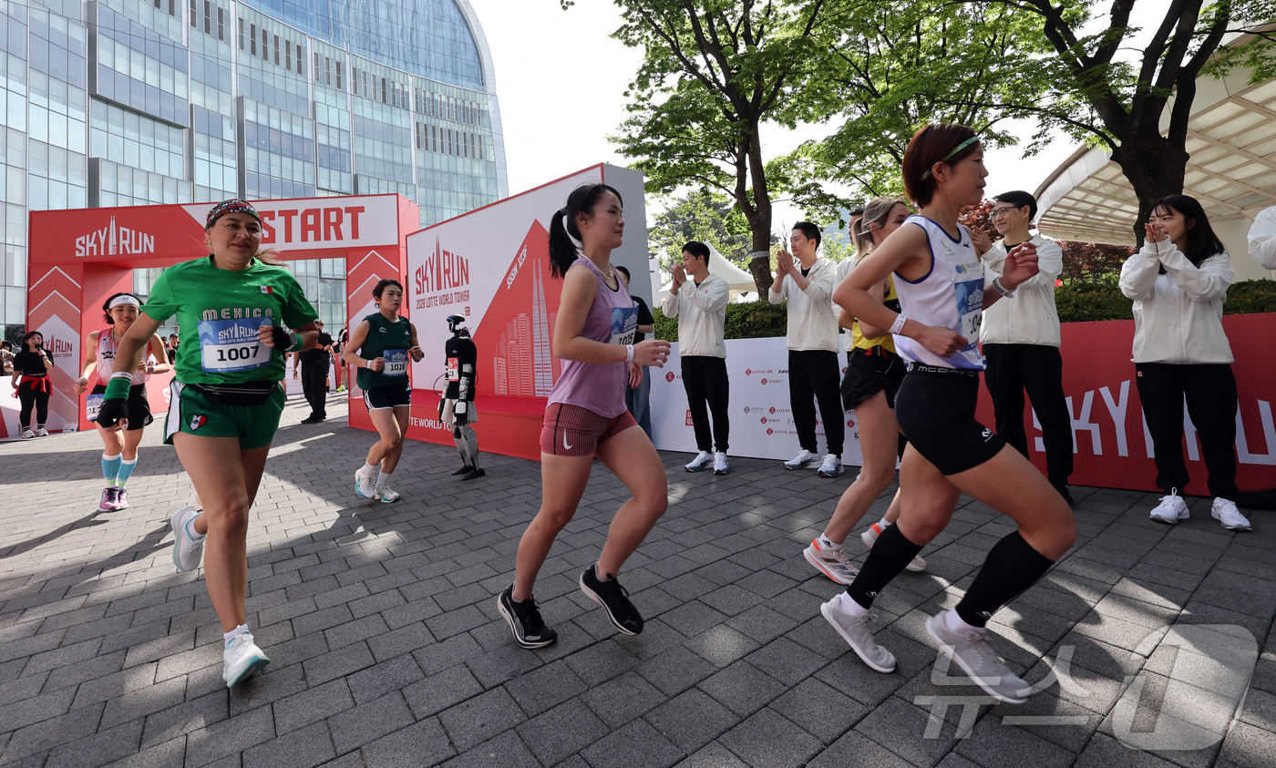 (서울=뉴스1) 황기선 기자 = 19일 오전 서울 송파구 롯데월드타워에서 열린 '2026 롯데월드타워 스카이런'에서 참가자들이 힘차게 출발하고 있다.스카이런은 롯데월드타워 123층 …