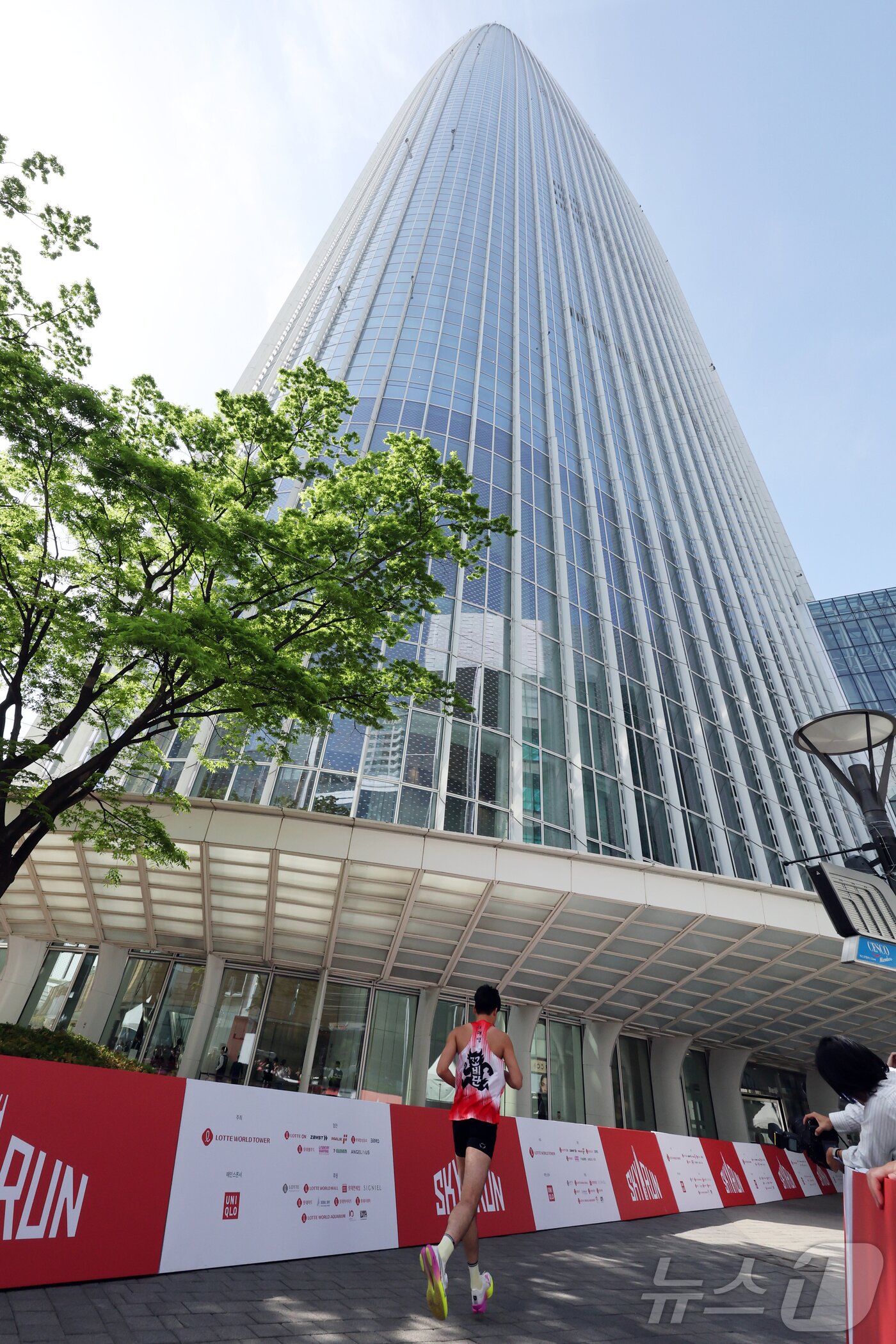 본문 이미지 - 19일 오전 서울 송파구 롯데월드타워에서 열린 '2026 롯데월드타워 스카이런'에서 참가자들이 힘차게 출발하고 있다. 2026.4.19 ⓒ 뉴스1 황기선 기자