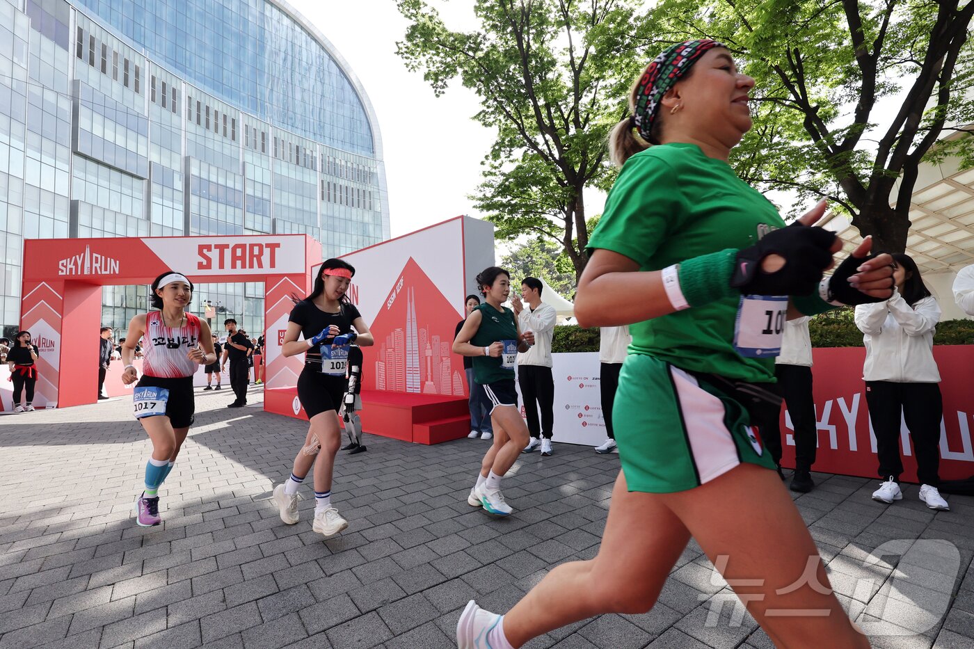 본문 이미지 - 19일 오전 서울 송파구 롯데월드타워에서 열린 '2026 롯데월드타워 스카이런'에서 참가자들이 힘차게 출발하고 있다.. 2026.4.19 ⓒ 뉴스1 황기선 기자