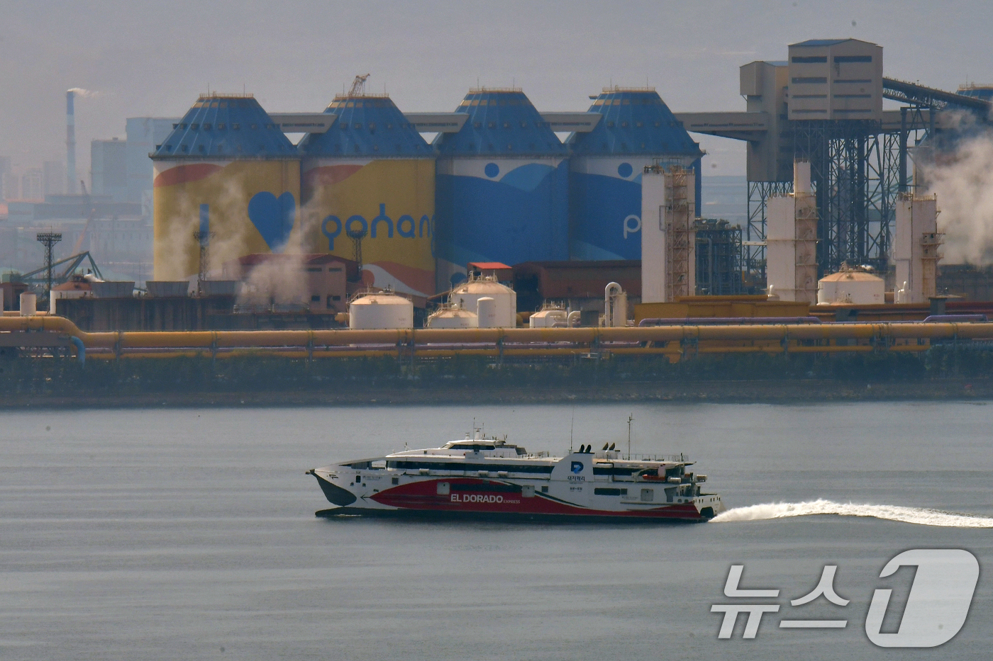 (포항=뉴스1) 최창호 기자 = 19일 경북 포항여객선터미널을 출항한 포항~울릉정기여객선인 대저페리(주)  엘도라도 익스프레스호가 울릉도로 출발하고 있다.이 배는 승객 970명과 …