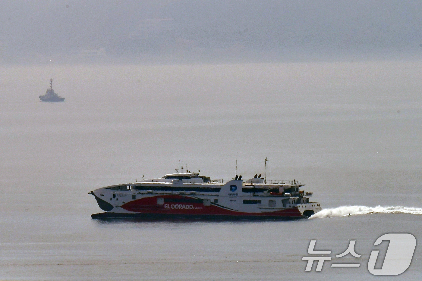 (포항=뉴스1) 최창호 기자 = 19일 경북 포항여객선터미널을 출항한 포항~울릉정기여객선인 대저페리(주)  엘도라도 익스프레스호가 울릉도로 출발하고 있다.이 배는 승객 970명과 …