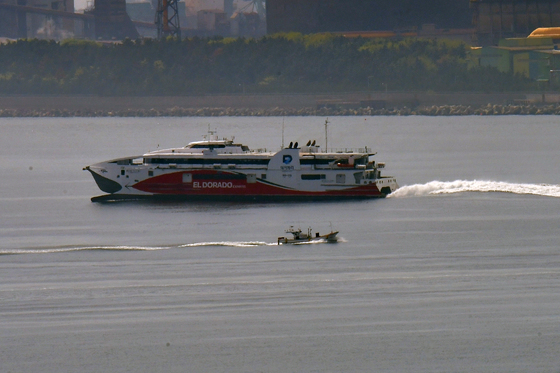 파도 일으키며 달리는 엘도라도 익스프레스호