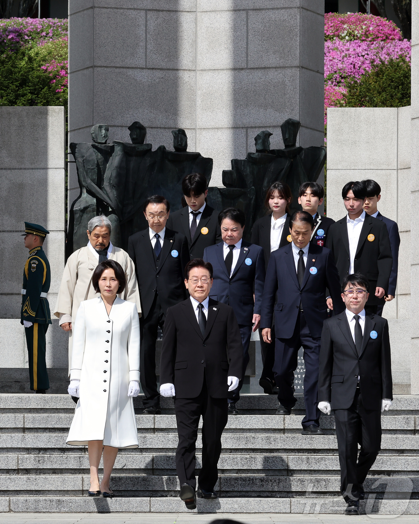 (서울=뉴스1) 허경 기자 = 이재명 대통령과 김혜경 여사가 19일 서울 강북구 수유동 국립4·19민주묘지에서 열린 제66주년 4·19혁명 기념식에서 기념탑에 참배를 마친 뒤 이동 …