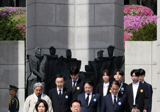 참배 마친 뒤 이동하는 이재명 대통령과 김혜경 여사