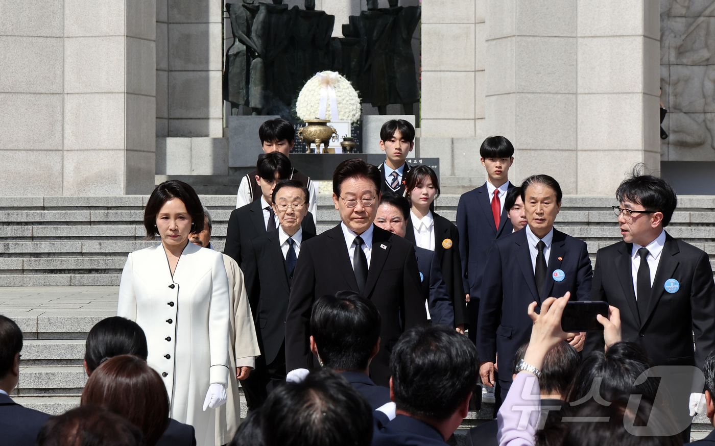 (서울=뉴스1) 허경 기자 = 이재명 대통령과 김혜경 여사가 19일 서울 강북구 수유동 국립4·19민주묘지에서 열린 제66주년 4·19혁명 기념식에서 기념탑에 참배를 마친 뒤 이동 …
