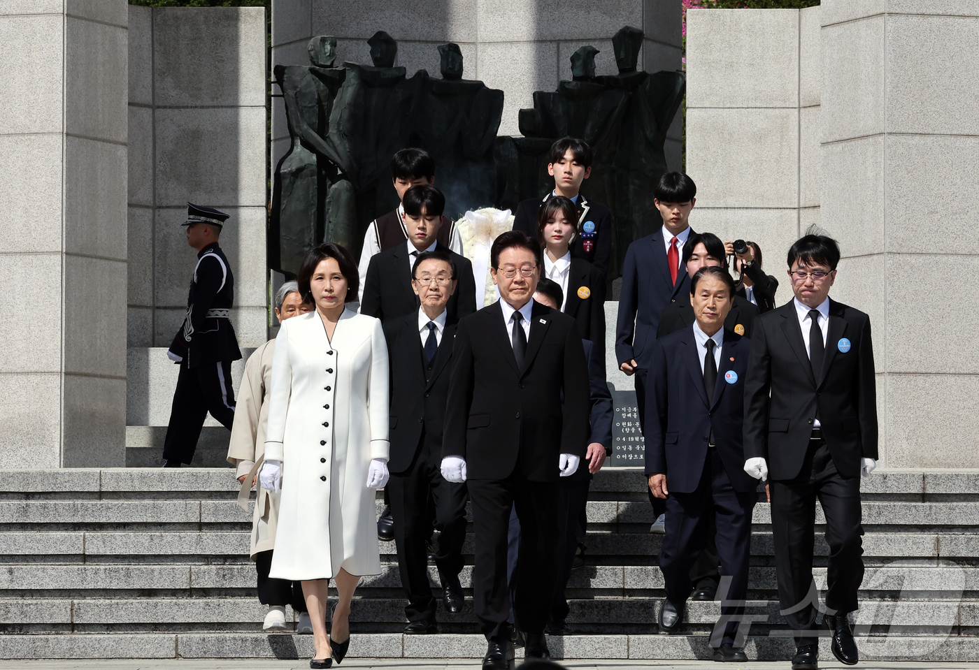 (서울=뉴스1) 허경 기자 = 이재명 대통령과 김혜경 여사가 19일 서울 강북구 수유동 국립4·19민주묘지에서 열린 제66주년 4·19혁명 기념식에서 기념탑에 참배를 마친 뒤 이동 …