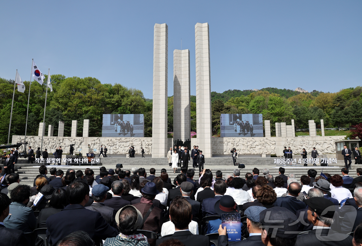 (서울=뉴스1) 허경 기자 = 이재명 대통령과 김혜경 여사가 19일 서울 강북구 수유동 국립4·19민주묘지에서 열린 제66주년 4·19혁명 기념식에서 기념탑에 참배를 마친 뒤 이동 …