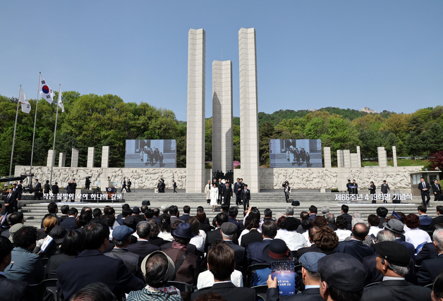 4·19혁명 기념식 참석한 이재명 대통령과 김혜경 여사