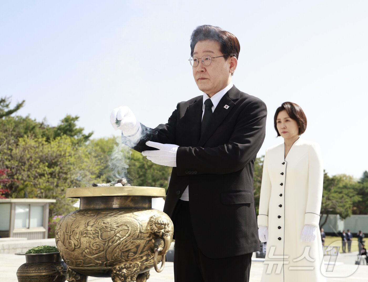 본문 이미지 - 이재명 대통령이 19일 서울 강북구 수유동 국립4·19민주묘지에서 열린 제66주년 4·19혁명 기념식에서 기념탑에 분향하고 있다. 2026.4.19 ⓒ 뉴스1 허경 기자