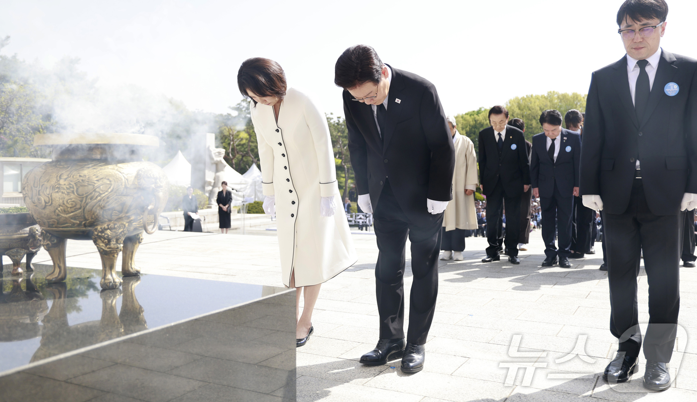 이재명 대통령·김혜경 여사 묵념