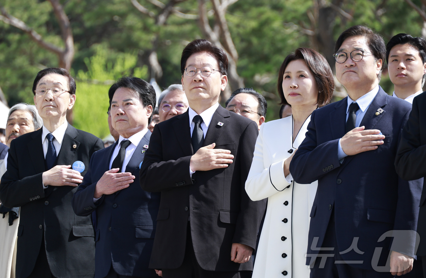 (서울=뉴스1) 허경 기자 = 이재명 대통령과 김혜경 여사가 19일 서울 강북구 수유동 국립4·19민주묘지에서 열린 제66주년 4·19혁명 기념식에서 국민의례를 하고 있다. 202 …