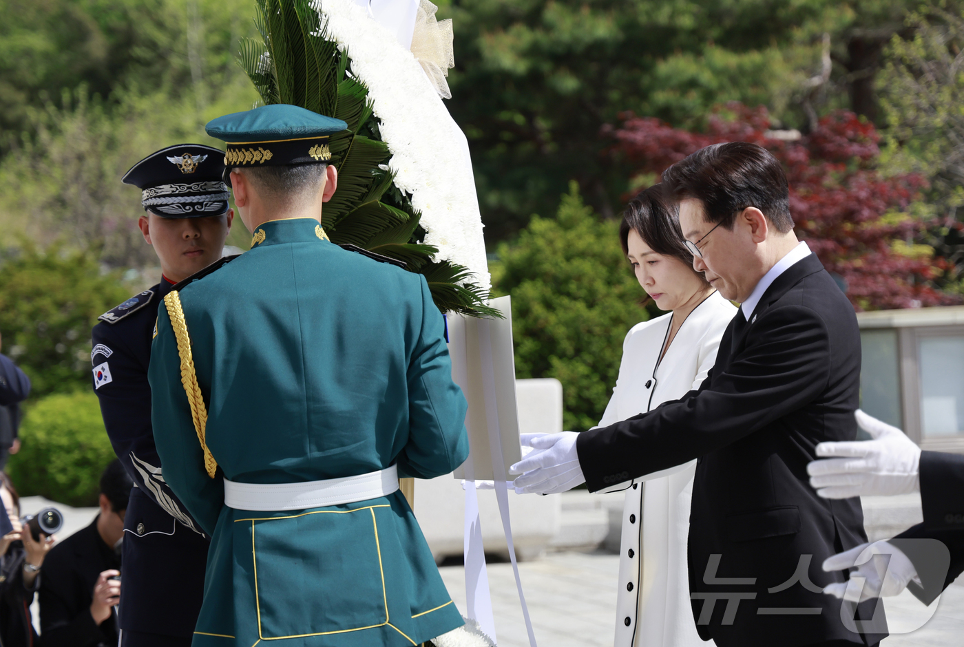 4·19혁명 기념탑에 참배하는 이재명 대통령과 김혜경 여사