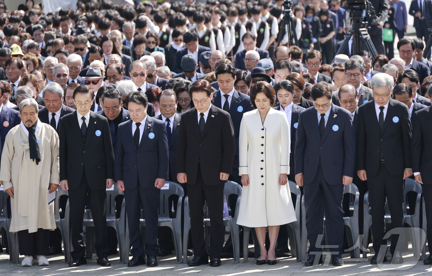 (서울=뉴스1) 허경 기자 = 이재명 대통령과 김혜경 여사가 19일 서울 강북구 수유동 국립4·19민주묘지에서 열린 제66주년 4·19혁명 기념식에서 묵념하고 있다. 2026.4. …