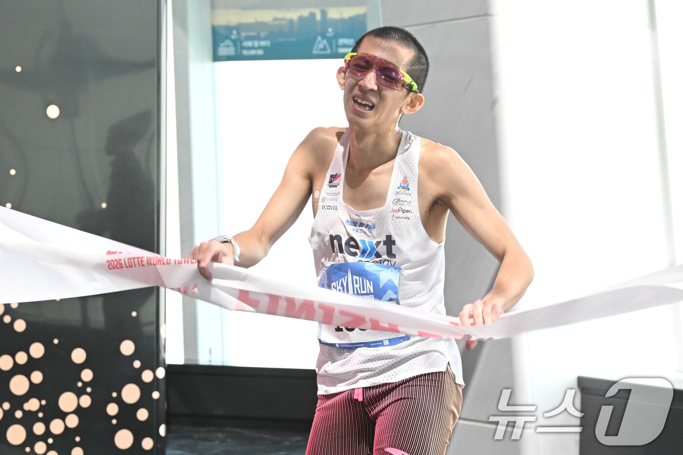 본문 이미지 - 19일 오전 서울 송파구 롯데월드타워에서 열린 '2026 롯데월드타워 스카이런(SKY RUN)'에서 참가자가 결승선을 통과하고 있다. (공동취재) 2026.4.19 ⓒ 뉴스1 황기선 기자