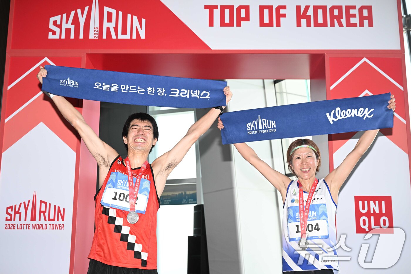 본문 이미지 - 19일 오전 서울 송파구 롯데월드타워에서 열린 '2026 롯데월드타워 스카이런(SKY RUN)'에서 참가자들이 완주 후 기념촬영을 하고 있다. (공동취재) 2026.4.19 ⓒ 뉴스1 황기선 기자