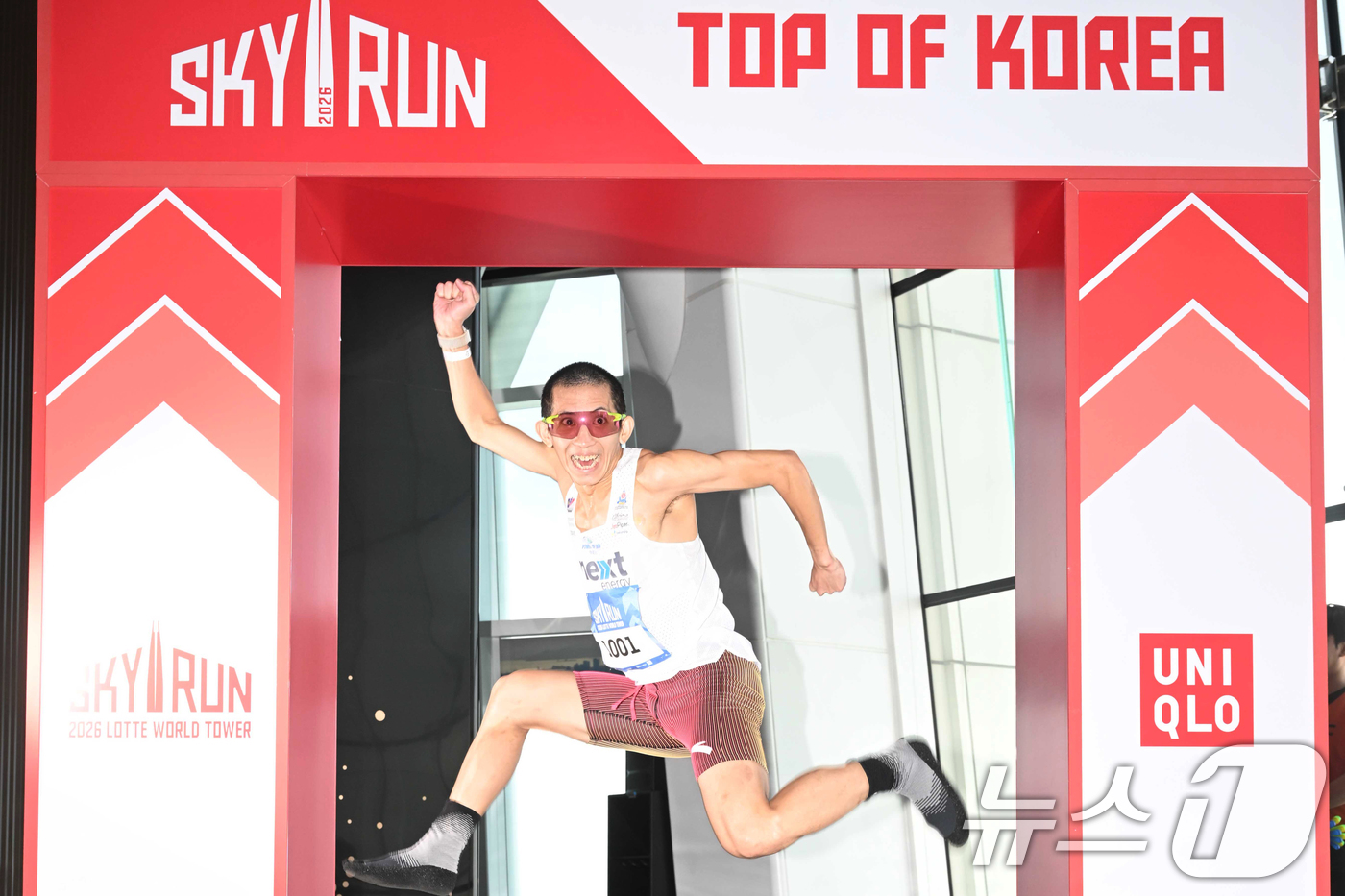 (서울=뉴스1) 황기선 기자 = 19일 오전 서울 송파구 롯데월드타워에서 열린 '2026 롯데월드타워 스카이런(SKY RUN)'에서 참가자가 완주 후 기념촬영을 하고 있다.스카이런 …