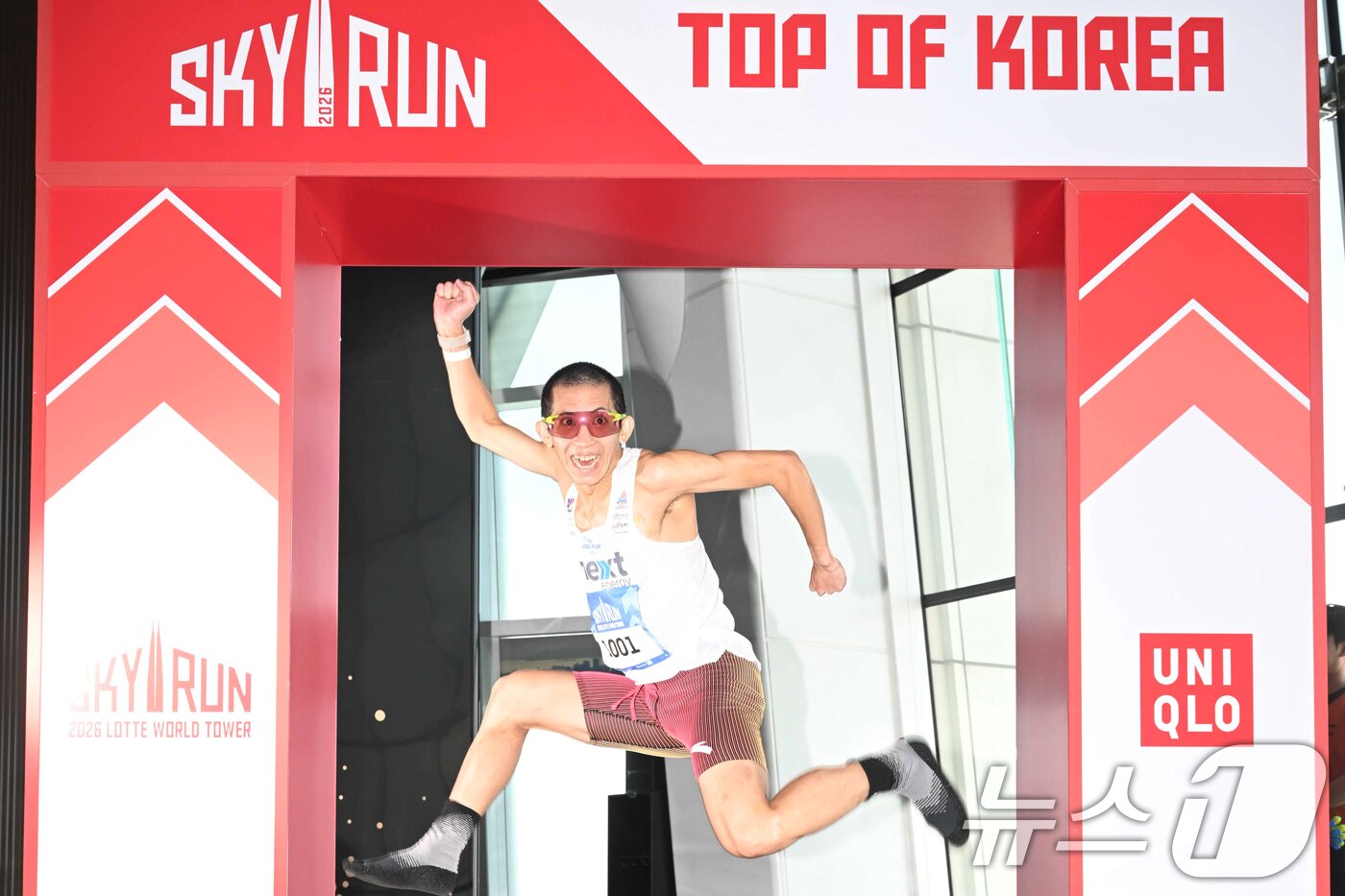 본문 이미지 - 19일 오전 서울 송파구 롯데월드타워에서 열린 '2026 롯데월드타워 스카이런(SKY RUN)'에서 참가자가 완주 후 기념촬영을 하고 있다. (공동취재) 2026.4.19 ⓒ 뉴스1 황기선 기자