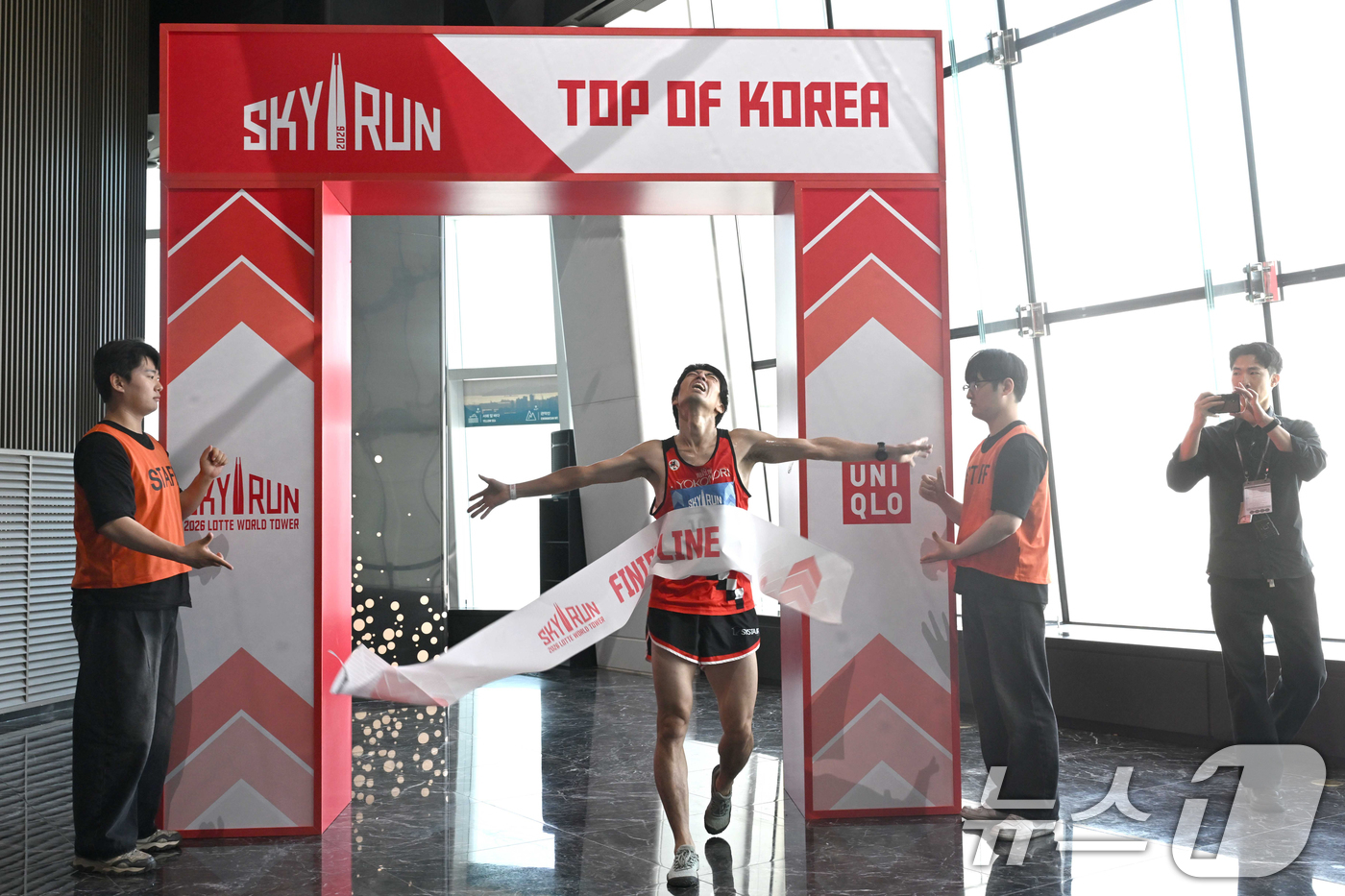 (서울=뉴스1) 황기선 기자 = 19일 오전 서울 송파구 롯데월드타워에서 열린 '2026 롯데월드타워 스카이런(SKY RUN)'에서 참가자가 결승선을 통과하고 있다.스카이런은 롯데 …