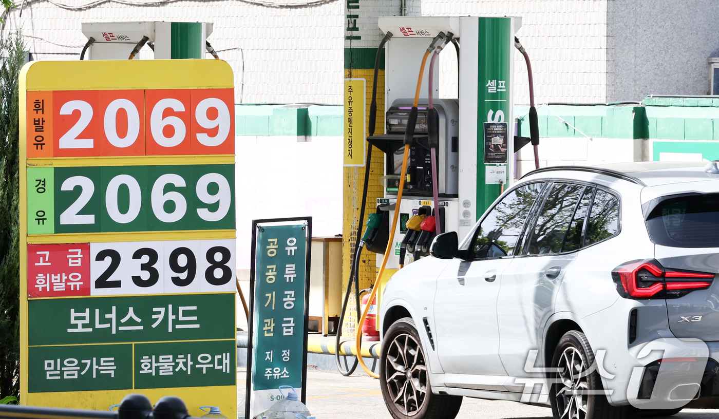 (서울=뉴스1) 최지환 기자 = 전국 평균 휘발유 가격이 리터당 2000원을 넘어선 가운데 19일 서울의 한 주유소에 유가 정보가 표시돼 있다.한국석유공사 유가정보시스템 오피넷에 …