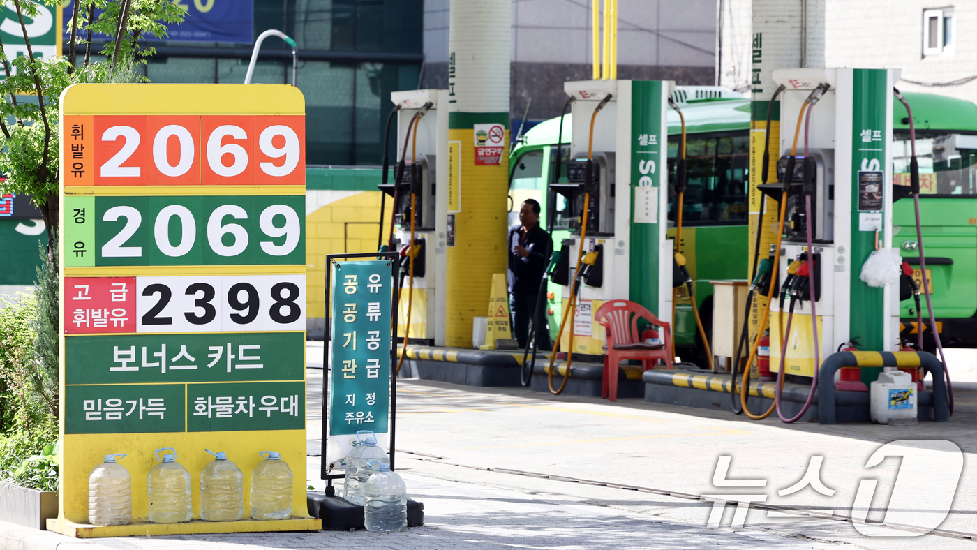 (서울=뉴스1) 최지환 기자 = 전국 평균 휘발유 가격이 리터당 2000원을 넘어선 가운데 19일 서울의 한 주유소에 유가 정보가 표시돼 있다.한국석유공사 유가정보시스템 오피넷에 …