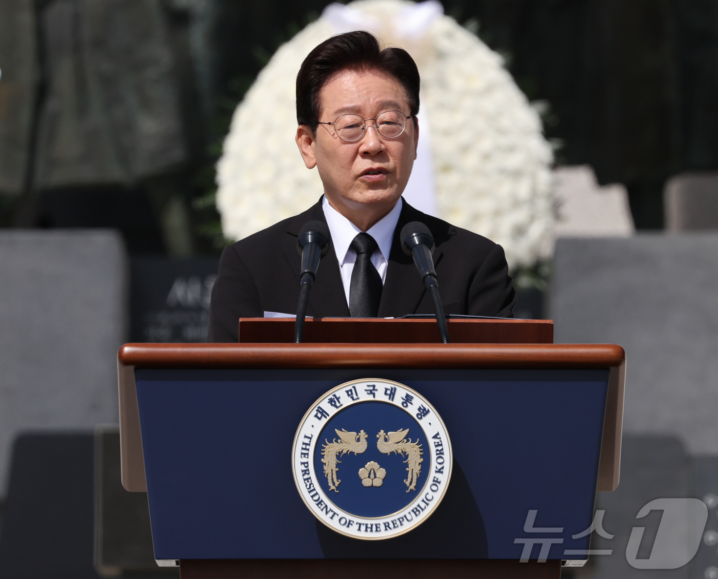 (서울=뉴스1) 허경 기자 = 이재명 대통령이 19일 서울 강북구 수유동 국립4·19민주묘지에서 열린 제66주년 4·19혁명 기념식에서 기념사를 하고 있다. 2026.4.19/뉴스 …