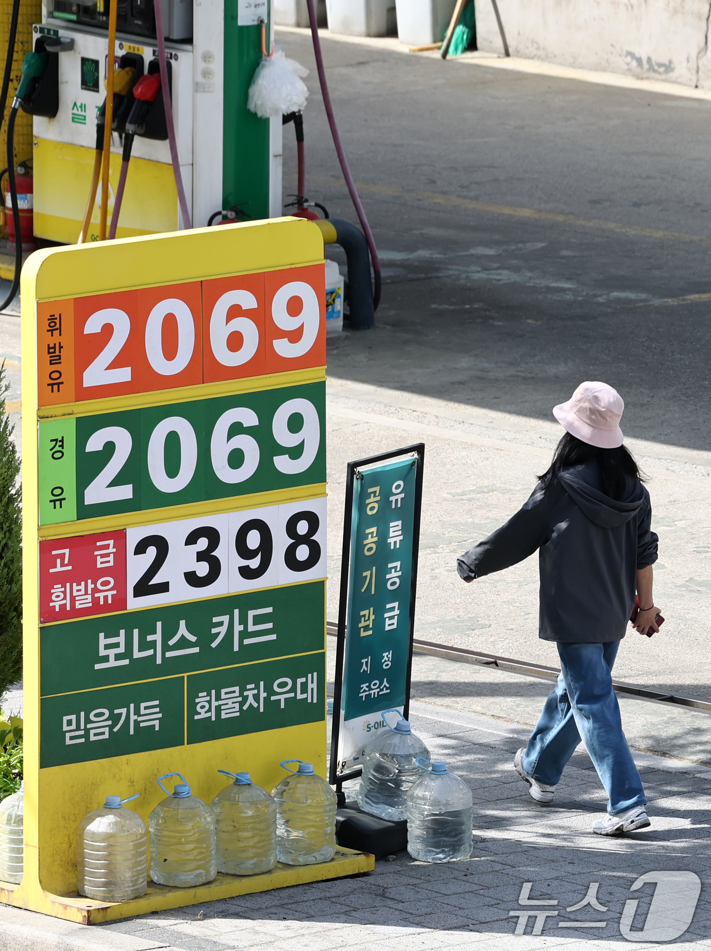 (서울=뉴스1) 최지환 기자 = 전국 평균 휘발유 가격이 리터당 2000원을 넘어선 가운데 19일 서울의 한 주유소에 유가 정보가 표시돼 있다.한국석유공사 유가정보시스템 오피넷에 …