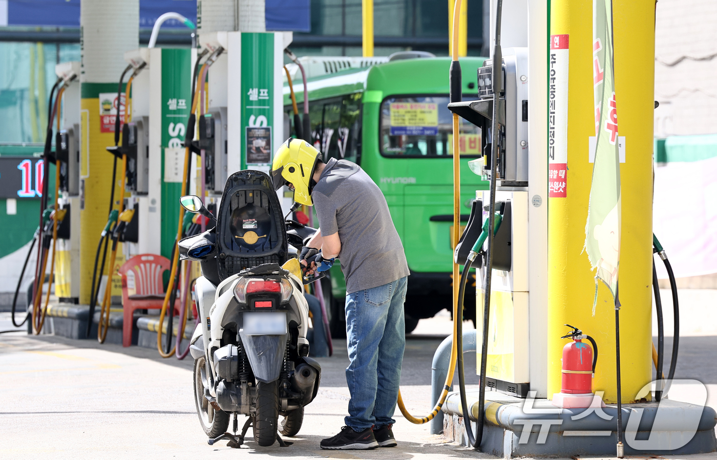 (서울=뉴스1) 최지환 기자 = 전국 평균 휘발유 가격이 리터당 2000원을 넘어선 가운데 19일 서울의 한 주유소에서 운전자가 주유를 하고 있다.한국석유공사 유가정보시스템 오피넷 …
