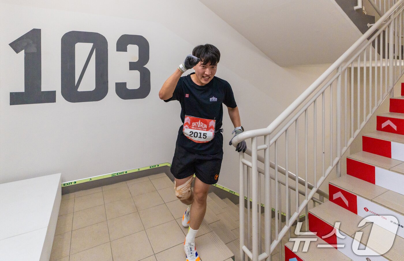 본문 이미지 - 19일 서울 송파구 롯데월드타워에서 열린 '2026 롯데월드타워 스카이런'에서 참가자들이 계단을 오르고 있다. (공동취재) 2026.4.19 ⓒ 뉴스1 황기선 기자