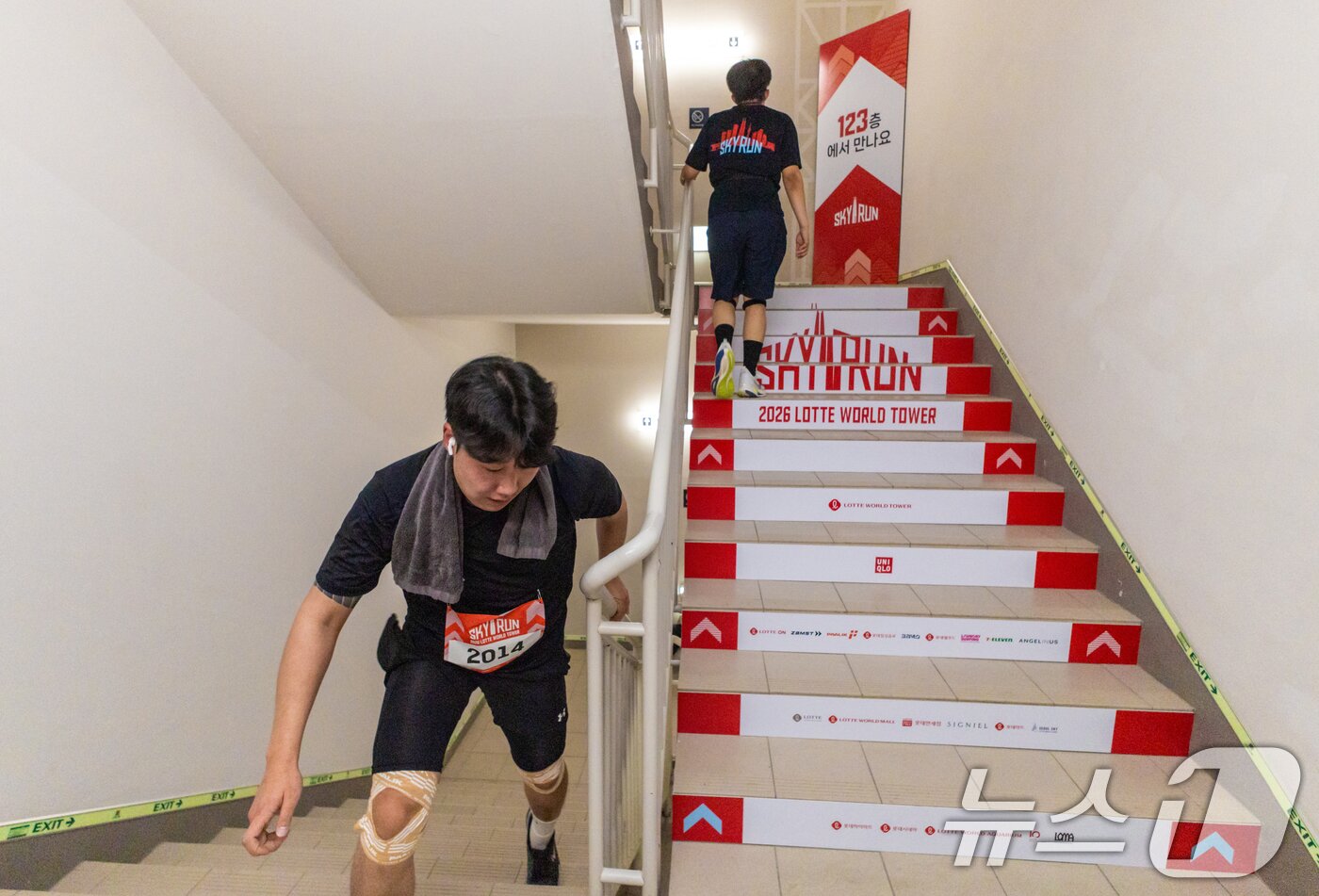 본문 이미지 - 19일 서울 송파구 롯데월드타워에서 열린 '2026 롯데월드타워 스카이런'에서 참가자들이 계단을 오르고 있다. (공동취재) 2026.4.19 ⓒ 뉴스1 황기선 기자
