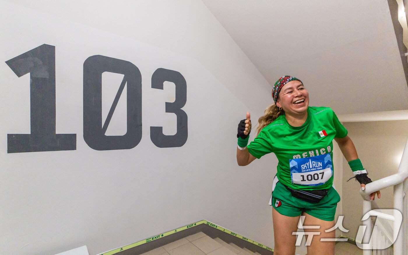 본문 이미지 - 19일 서울 송파구 롯데월드타워에서 열린 '2026 롯데월드타워 스카이런'에서 참가자들이 계단을 오르고 있다. (공동취재) 2026.4.19 ⓒ 뉴스1 황기선 기자