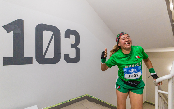 '롯데월드타워 계단을 오릅니다'