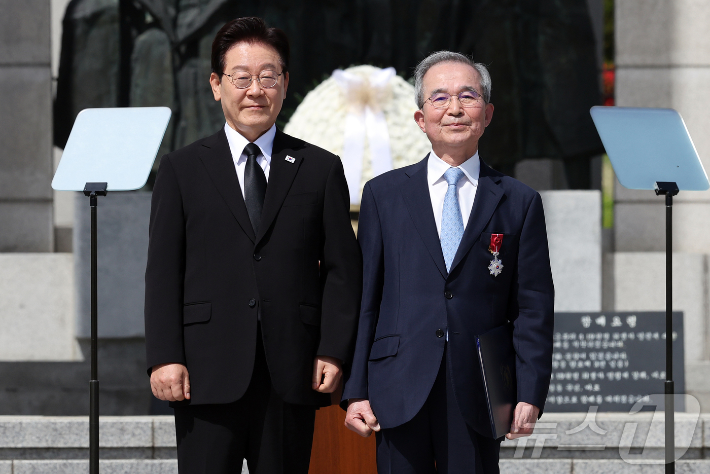 (서울=뉴스1) 허경 기자 = 이재명 대통령이 19일 서울 강북구 수유동 국립4·19민주묘지에서 열린 제66주년 4·19혁명 기념식에서 김한주 유공자에게 건국포장을 수여 후 기념 …