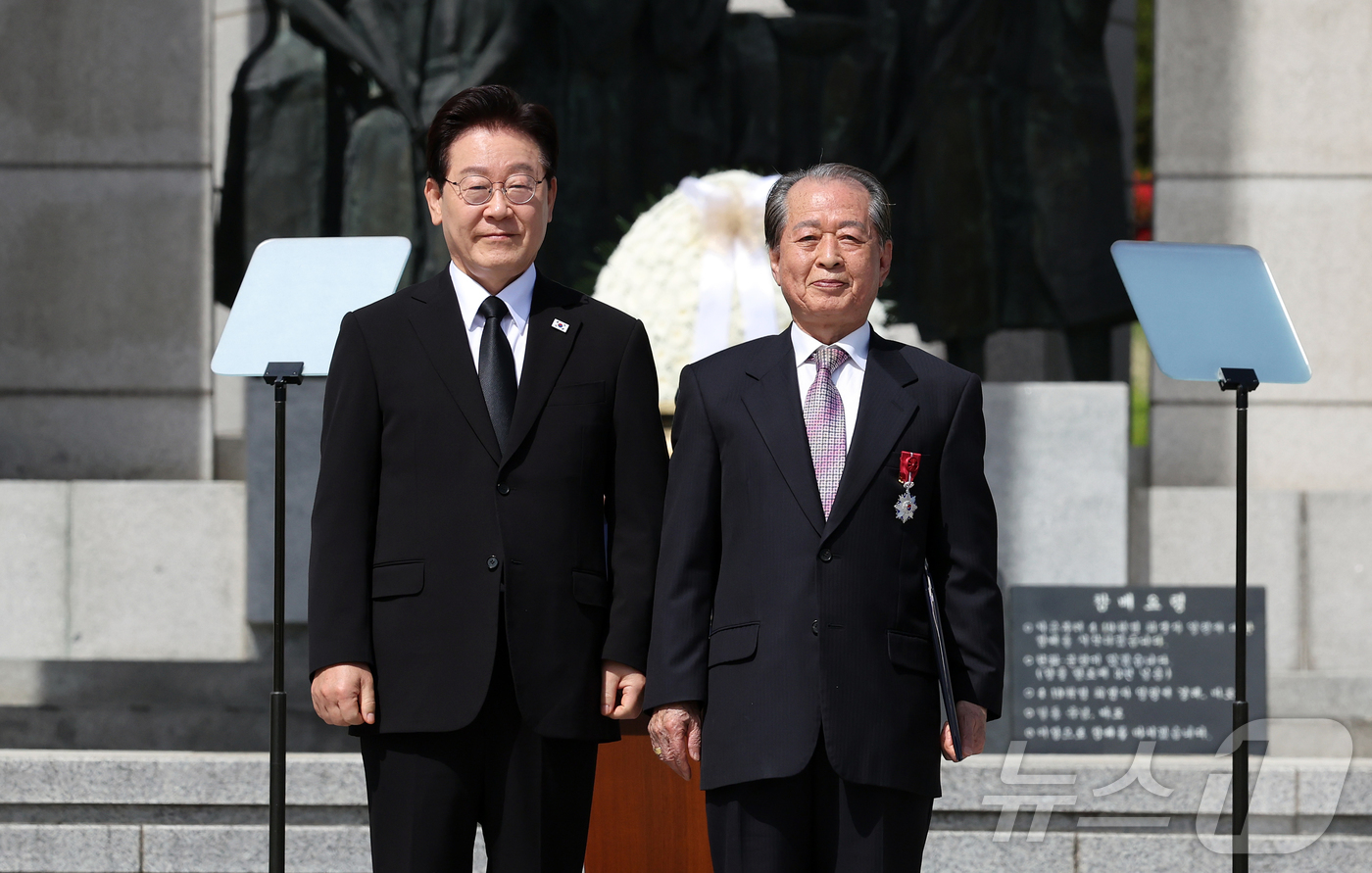 (서울=뉴스1) 허경 기자 = 이재명 대통령이 19일 서울 강북구 수유동 국립4·19민주묘지에서 열린 제66주년 4·19혁명 기념식에서 김태진 유공자에게 건국포장을 수여 후 기념 …