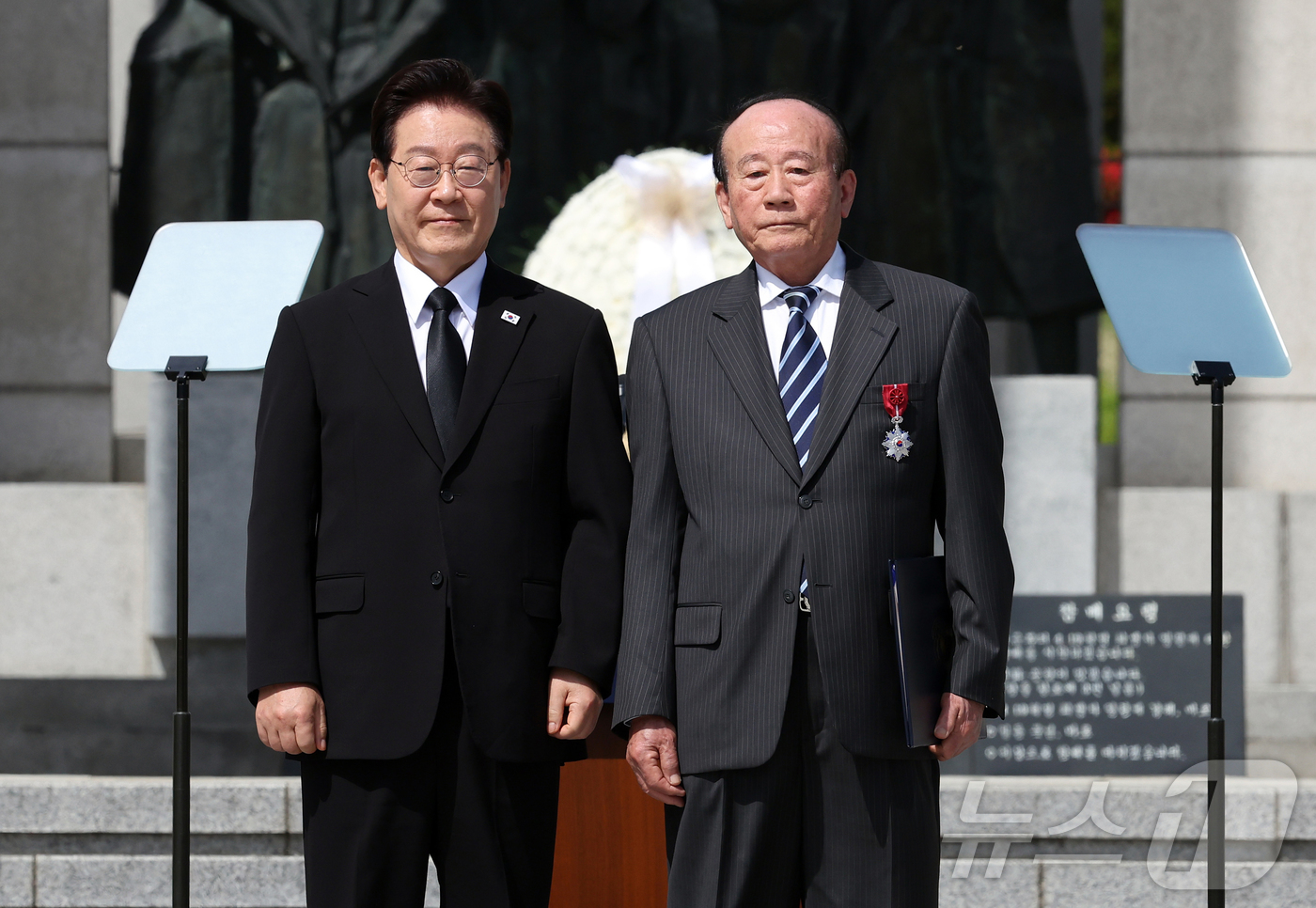 (서울=뉴스1) 허경 기자 = 이재명 대통령이 19일 서울 강북구 수유동 국립4·19민주묘지에서 열린 제66주년 4·19혁명 기념식에서 이의성 유공자에게 건국포장을 수여 후 기념 …