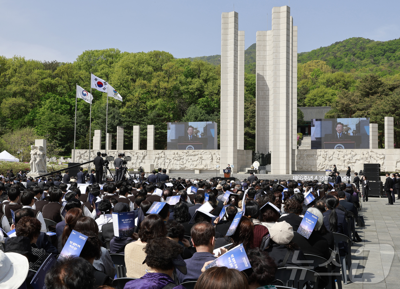 (서울=뉴스1) 허경 기자 = 이재명 대통령이 19일 서울 강북구 수유동 국립4·19민주묘지에서 열린 제66주년 4·19혁명 기념식에서 기념사를 하고 있다. 2026.4.19/뉴스 …