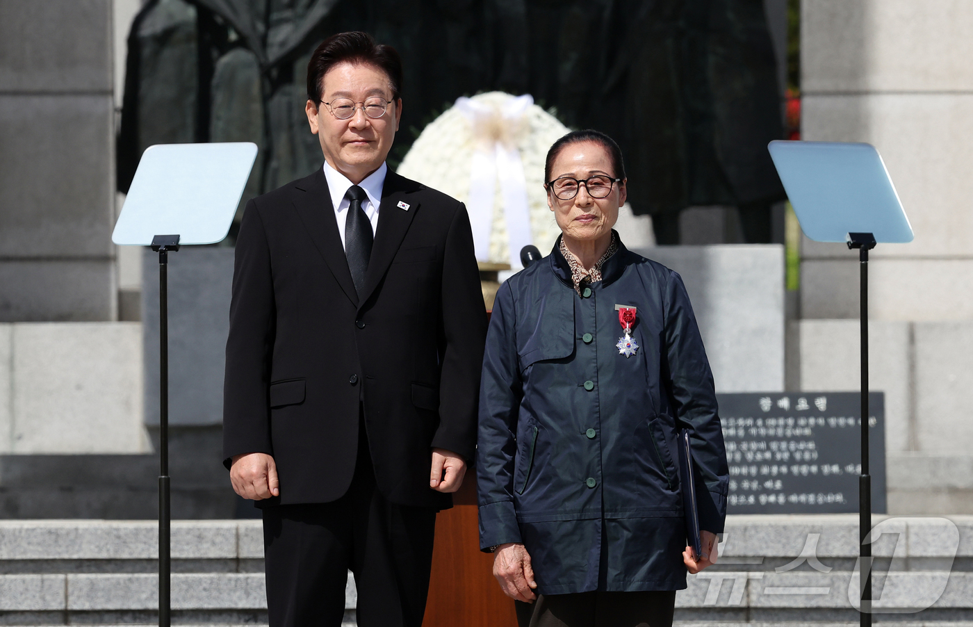 (서울=뉴스1) 허경 기자 = 이재명 대통령이 19일 서울 강북구 수유동 국립4·19민주묘지에서 열린 제66주년 4·19혁명 기념식에서 정성자 유공자에게 건국포장을 수여 후 기념 …