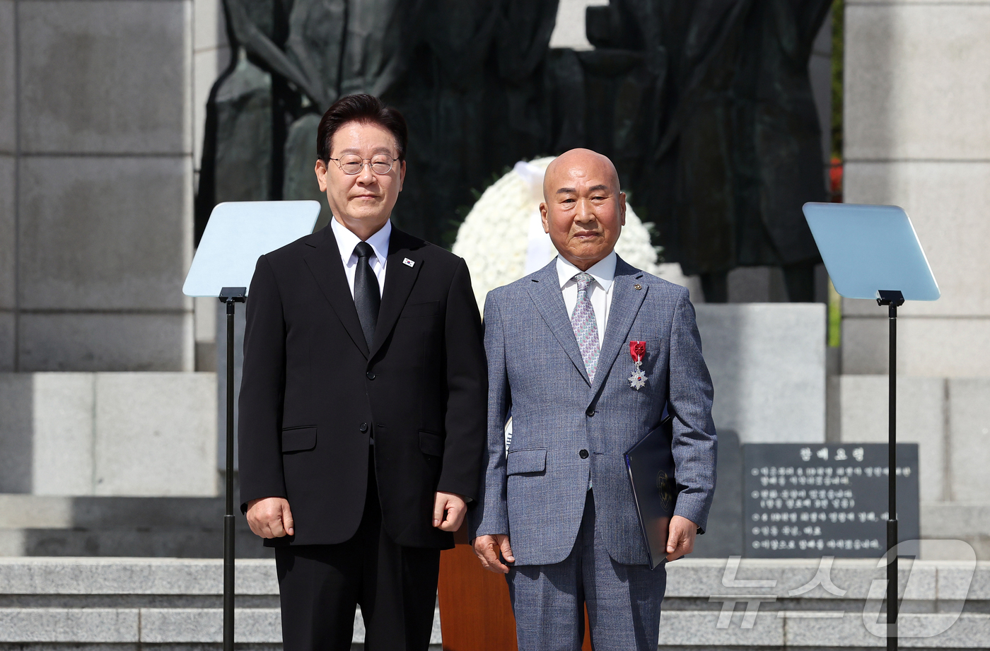 (서울=뉴스1) 허경 기자 = 이재명 대통령이 19일 서울 강북구 수유동 국립4·19민주묘지에서 열린 제66주년 4·19혁명 기념식에서 김영갑 유공자에게 건국포장을 수여 후 기념 …