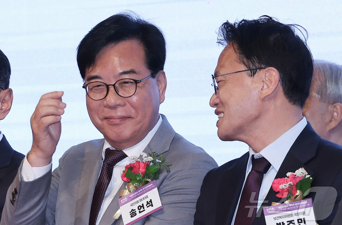 (서울=뉴스1) 김성진 기자 = 송언석 국민의힘 원내대표(왼쪽)와 박주민 더불어민주당 의원이 19일 오전 서울 용산구 드래곤시티 호텔에서 열린 대한의사협회 제78차 정기대의원총회 …