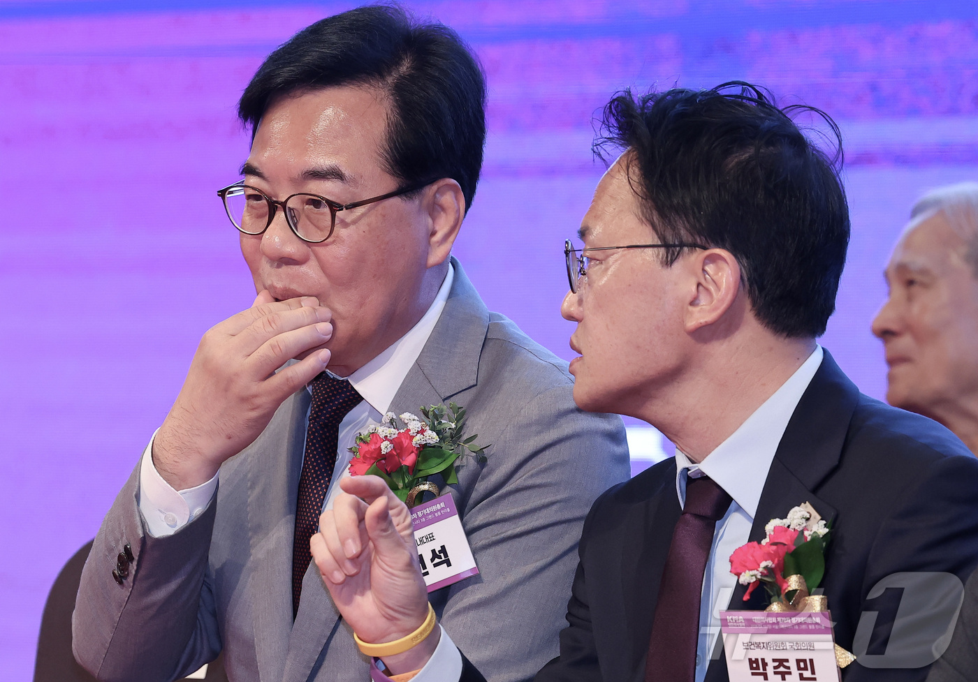 (서울=뉴스1) 김성진 기자 = 송언석 국민의힘 원내대표(왼쪽)과 박주민 더불어민주당 의원이 19일 오전 서울 용산구 드래곤시티 호텔에서 열린 대한의사협회 제78차 정기대의원총회 …