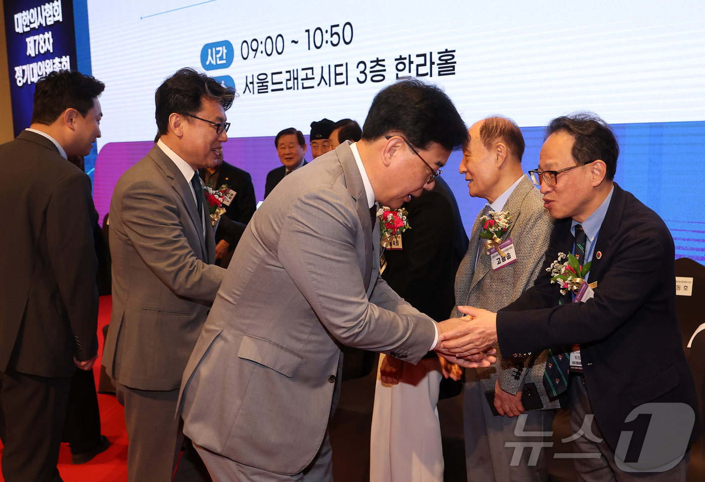 (서울=뉴스1) 김성진 기자 = 송언석 국민의힘 원내대표가 19일 오전 서울 용산구 드래곤시티 호텔에서 열린 대한의사협회 제78차 정기대의원총회 개회식에서 참석자들과 악수하고 있다 …