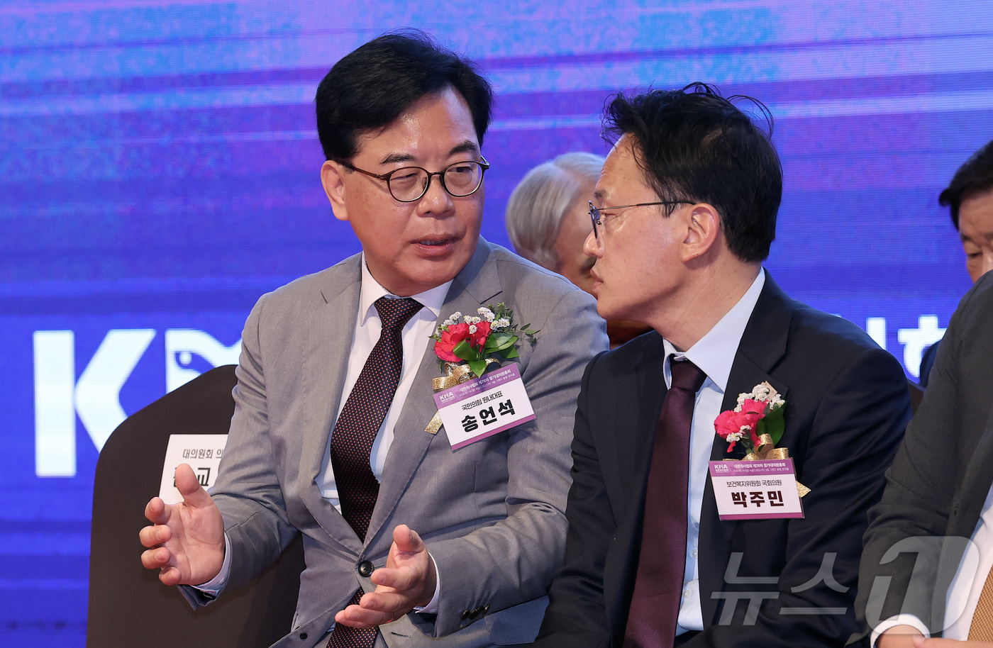 (서울=뉴스1) 김성진 기자 = 송언석 국민의힘 원내대표(왼쪽)와 박주민 더불어민주당 의원이 19일 오전 서울 용산구 드래곤시티 호텔에서 열린 대한의사협회 제78차 정기대의원총회 …