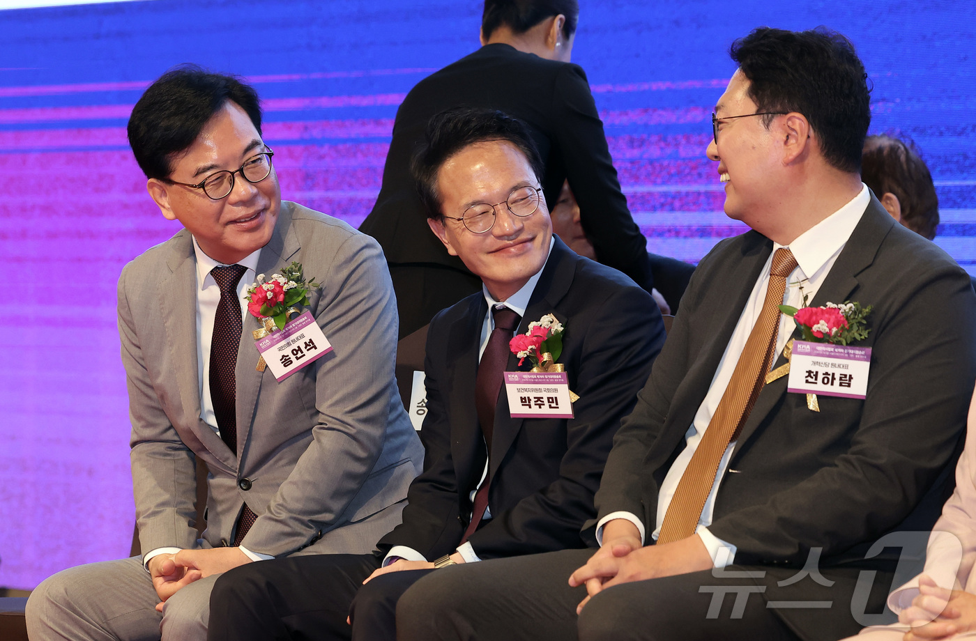 (서울=뉴스1) 김성진 기자 = 송언석 국민의힘 원내대표(오른쪽), 박주민 더불어민주당 의원, 천하람 개혁신당 원내대표가 19일 오전 서울 용산구 드래곤시티 호텔에서 열린 대한의사 …