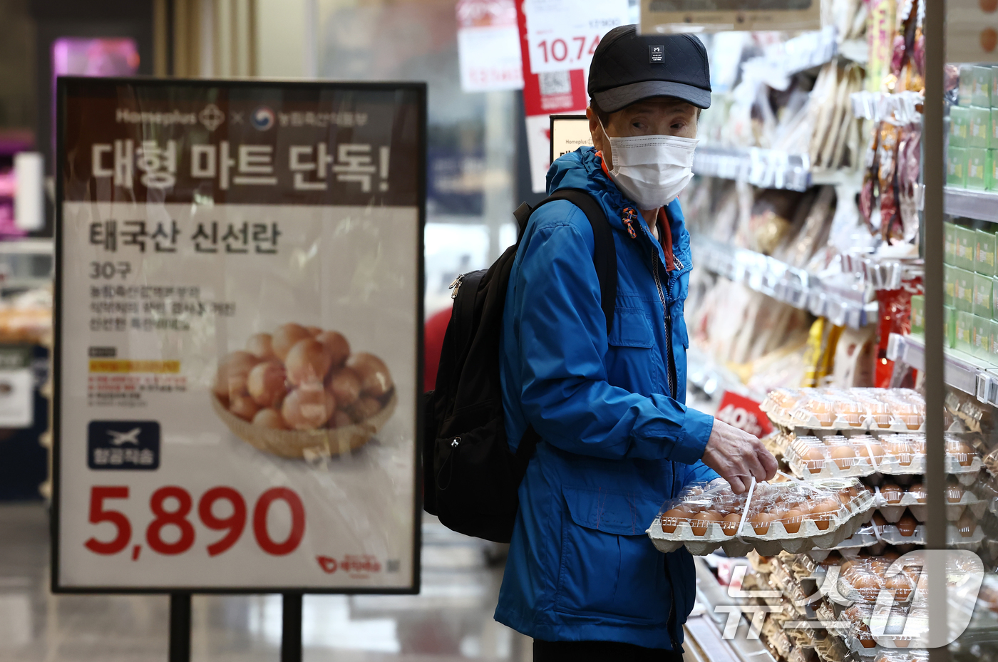 (서울=뉴스1) 김민지 기자 = 19일 오전 서울 강서구 홈플러스 강서점에서 시민들이 태국산 신선란을 구매하고 있다.이날부터 전국 홈플러스 매장에서 태국산 신선란 한판(30구)을 …