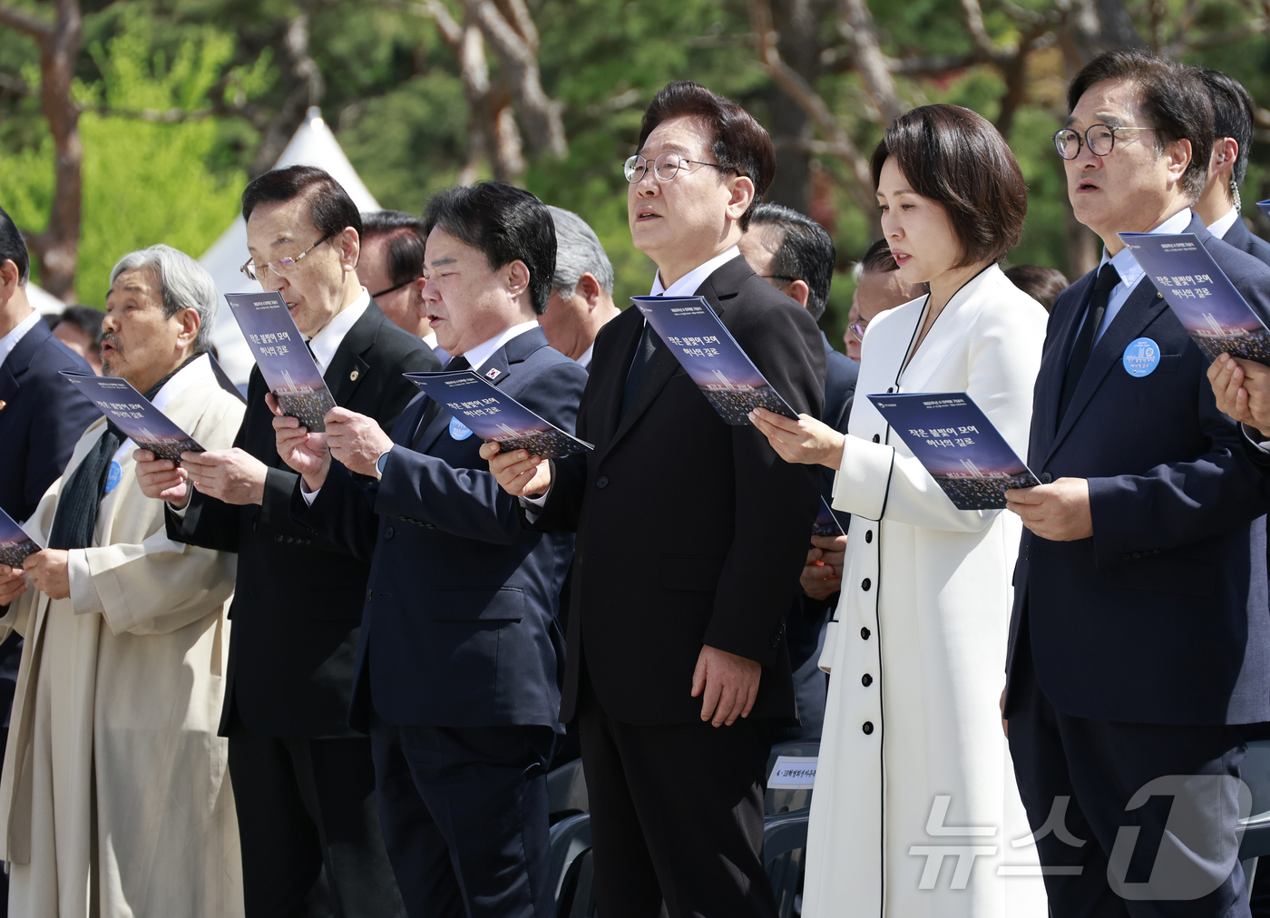 (서울=뉴스1) 허경 기자 = 이재명 대통령이 19일 서울 강북구 수유동 국립4·19민주묘지에서 열린 제66주년 4·19혁명 기념식에서 4·19 노래를 제창하고 있다. 2026.4 …