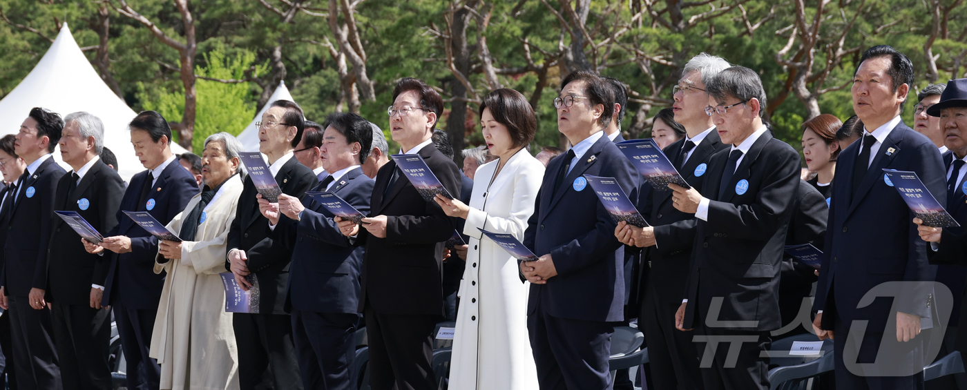 (서울=뉴스1) 허경 기자 = 이재명 대통령이 19일 서울 강북구 수유동 국립4·19민주묘지에서 열린 제66주년 4·19혁명 기념식에서 4·19 노래를 제창하고 있다. 2026.4 …