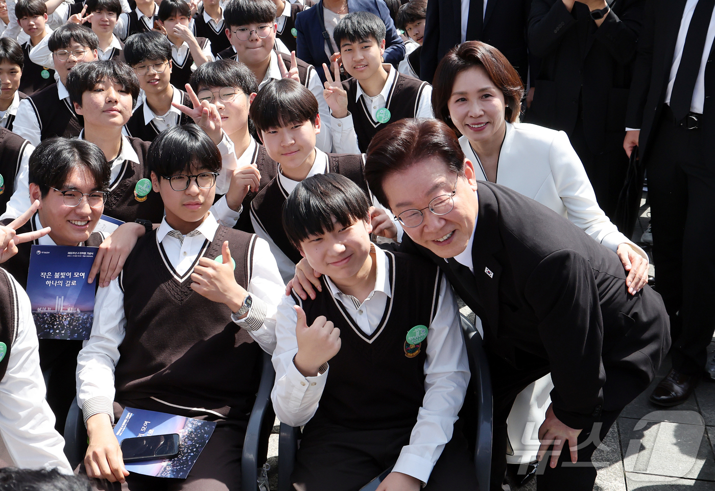 (서울=뉴스1) 허경 기자 = 이재명 대통령과 김혜경 여사가 19일 서울 강북구 수유동 국립4·19민주묘지에서 열린 제66주년 4·19혁명 기념식을 마친 뒤 참가 학생들과 기념 촬 …