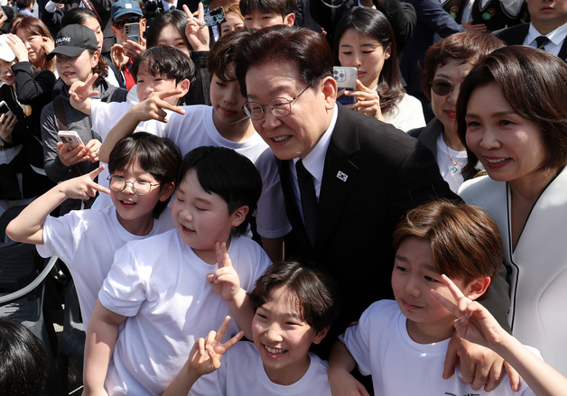 李대통령, 4·19 기념식 찾아 "우리는 기억해야"…학생들과는 셀카(종합)