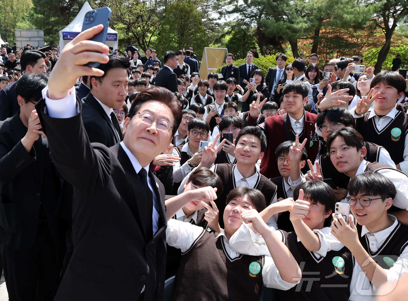 (서울=뉴스1) 허경 기자 = 이재명 대통령이 19일 서울 강북구 수유동 국립4·19민주묘지에서 열린 제66주년 4·19혁명 기념식을 마친 뒤 참가 학생들과 셀카를 찍고 있다. 2 …